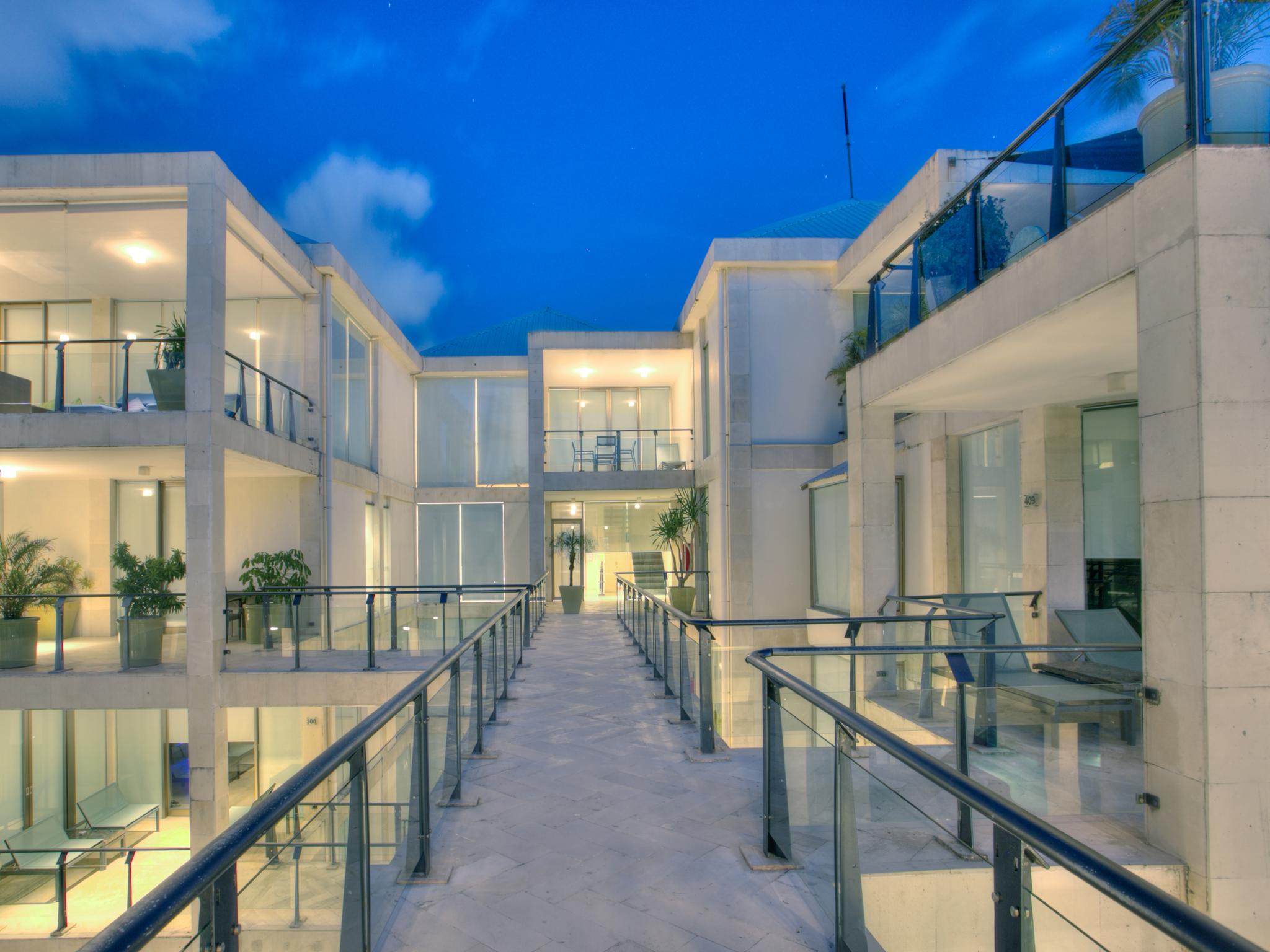 Furamaxclusive Ocean Beach Seminyak Bali Legian Kültér fotó The hotel at night